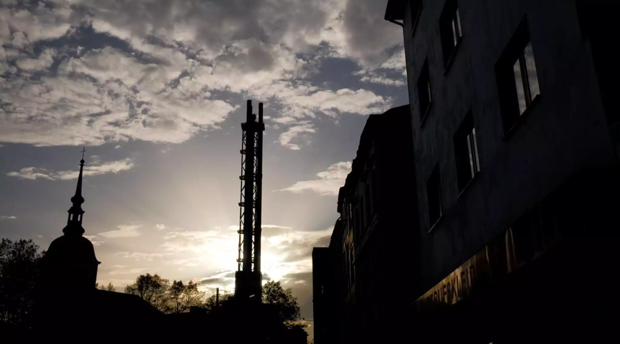 Du graue Stadt am Meer